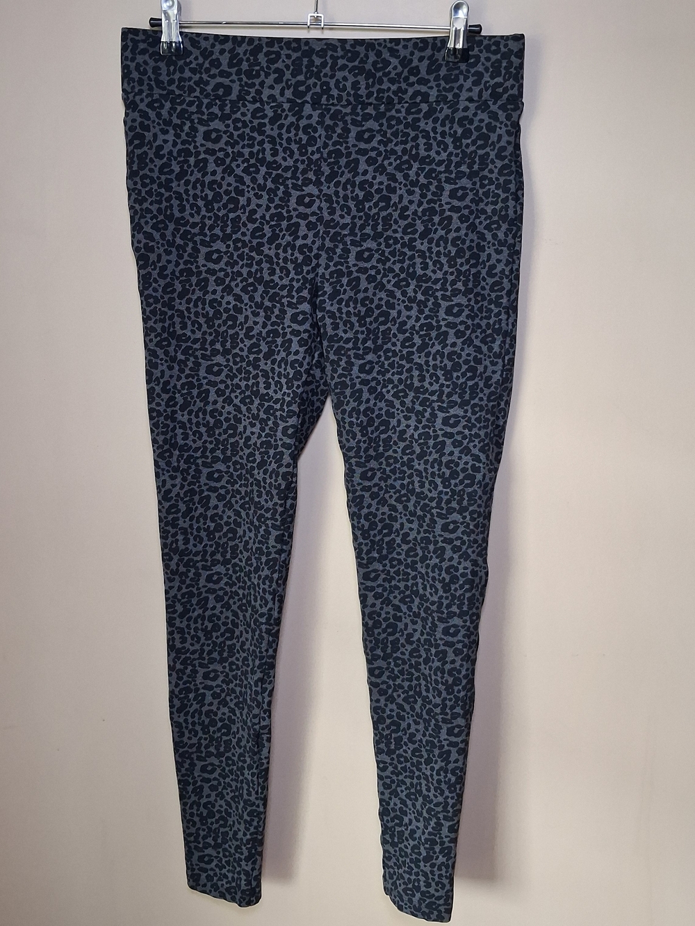 Loft Women’s Black & Gray Leopard Animal Print Leggings; Size M